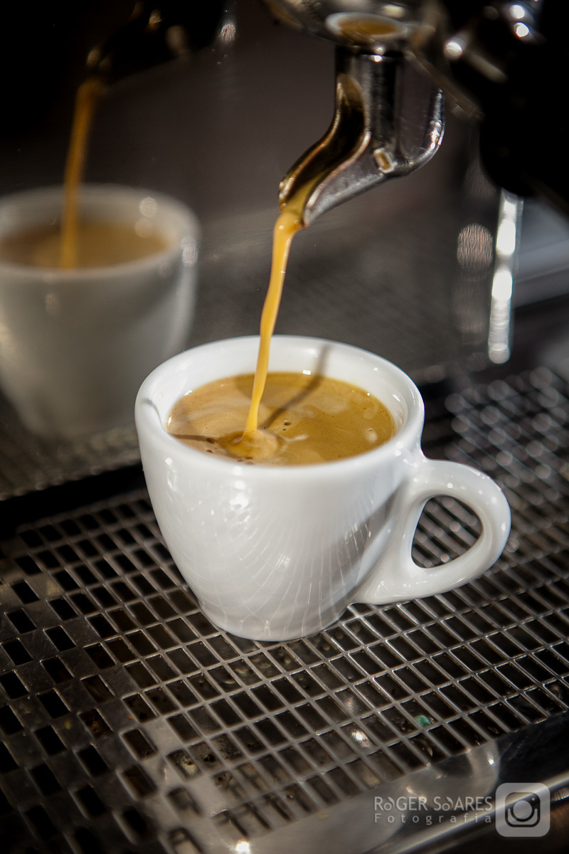 doceria vovo doces bolos confeitos mesa café cafezinho expresso xícara chantilly forno assado brigadeiro madeira chocolate branco cacau meio amargo cenoura flocos still culinaria ecommerce estúdio fotografico