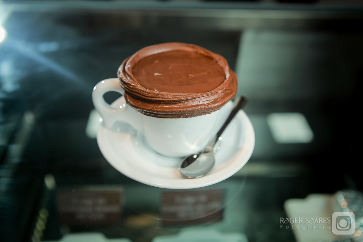 doceria vovo doces bolos confeitos mesa café cafezinho expresso xícara chantilly forno assado brigadeiro madeira chocolate branco cacau meio amargo cenoura flocos creme castanha fotografia still culinaria ecommerce estúdio fotografico