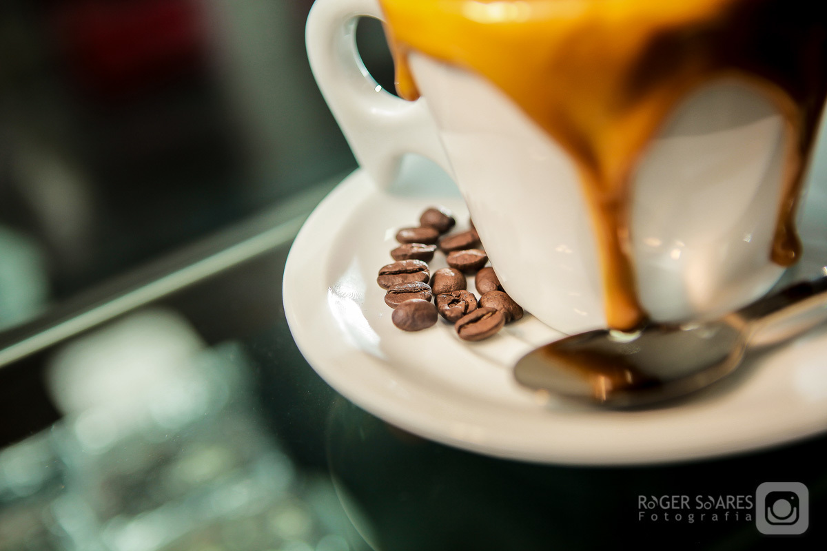 doceria vovo doces bolos confeitos mesa café cafezinho expresso xícara chantilly forno assado brigadeiro madeira chocolate branco cacau meio amargo cenoura flocos grãos café fotografia still culinaria ecommerce estúdio fotografico