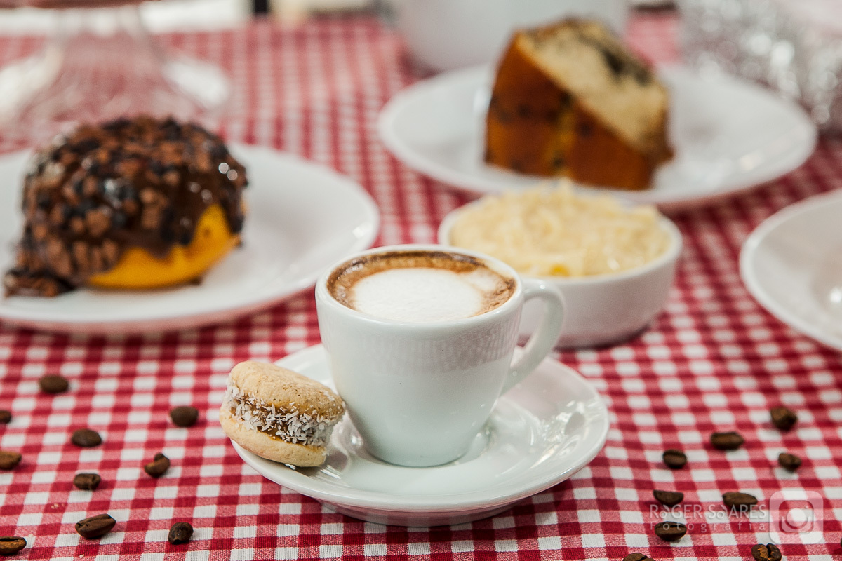 doceria vovo doces bolos confeitos mesa café cafezinho expresso xícara chantilly forno assado brigadeiro madeira chocolate branco cacau meio amargo cenoura flocos manhã lanche pettit four fotografia still culinaria ecommerce estúdio fotografico