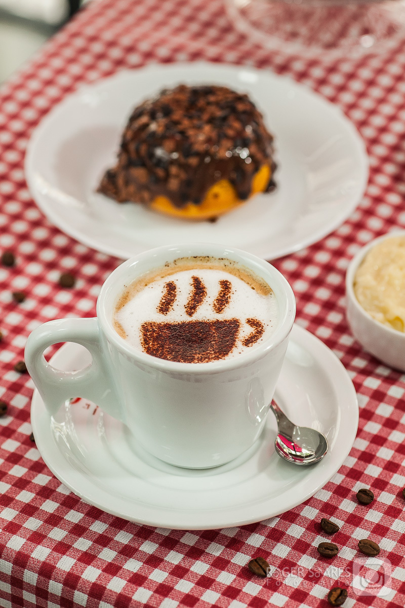 doceria vovo doces bolos confeitos mesa café cafezinho expresso xícara chantilly forno assado brigadeiro madeira chocolate branco cacau meio amargo cenoura flocos carinha feliz desenho fotografia still culinaria ecommerce estúdio fotografico