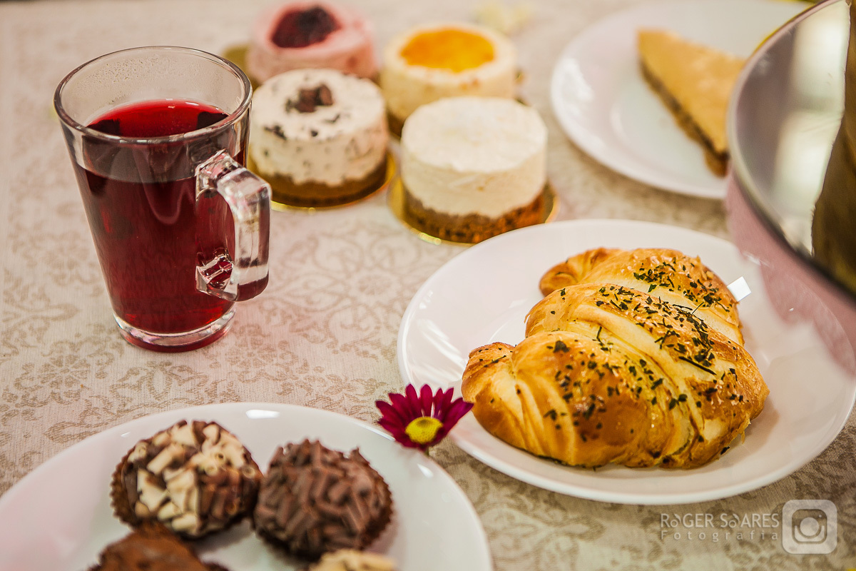 doceria vovo doces bolos confeitos mesa café cafezinho expresso xícara chantilly forno assado brigadeiro madeira chocolate branco cacau meio amargo cenoura flocos hibisco chazinho quente taça fotografia still culinaria ecommerce estúdio fotografico