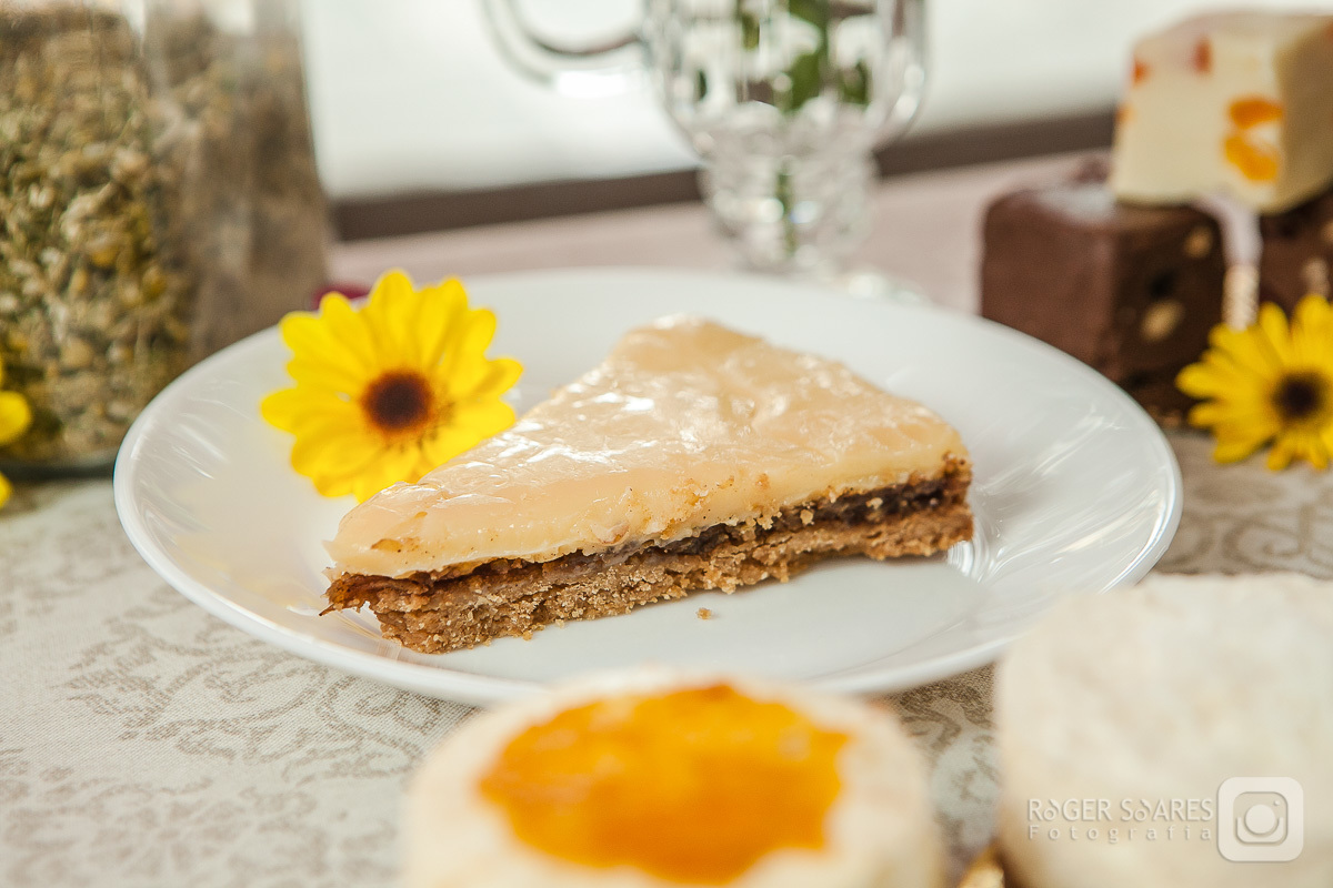 doceria vovo doces bolos confeitos mesa café cafezinho expresso xícara chantilly forno assado brigadeiro madeira chocolate branco cacau meio amargo cenoura flocos cocada tortinha recheioc cremoso fotografia still culinaria ecommerce estúdio fotografico