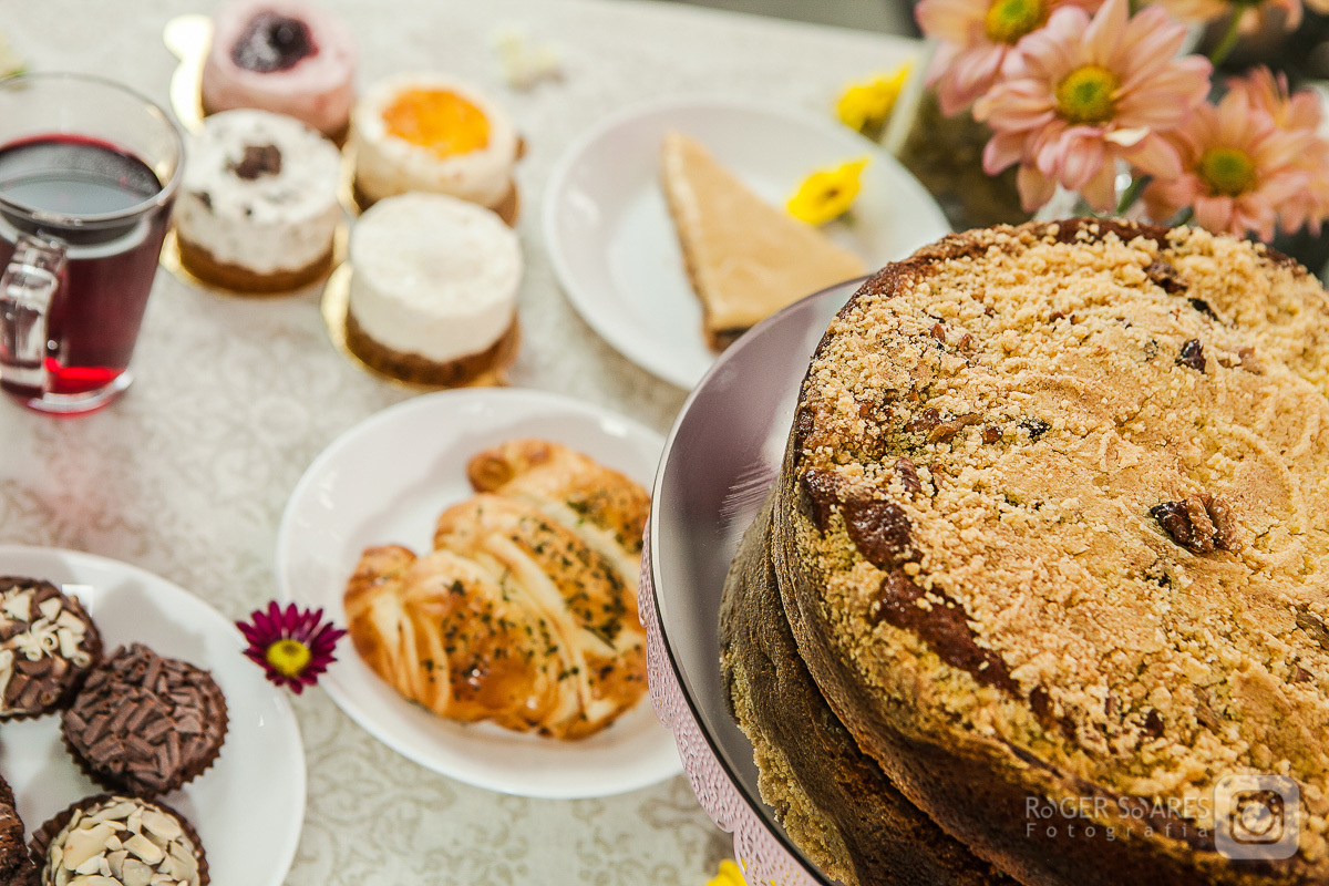 doceria vovo doces bolos confeitos mesa café cafezinho expresso xícara chantilly forno assado brigadeiro madeira chocolate branco cacau meio amargo croissant pao de queijo farofa avelã flor jasmim fotografia still culinaria ecommerce estúdio fotografico