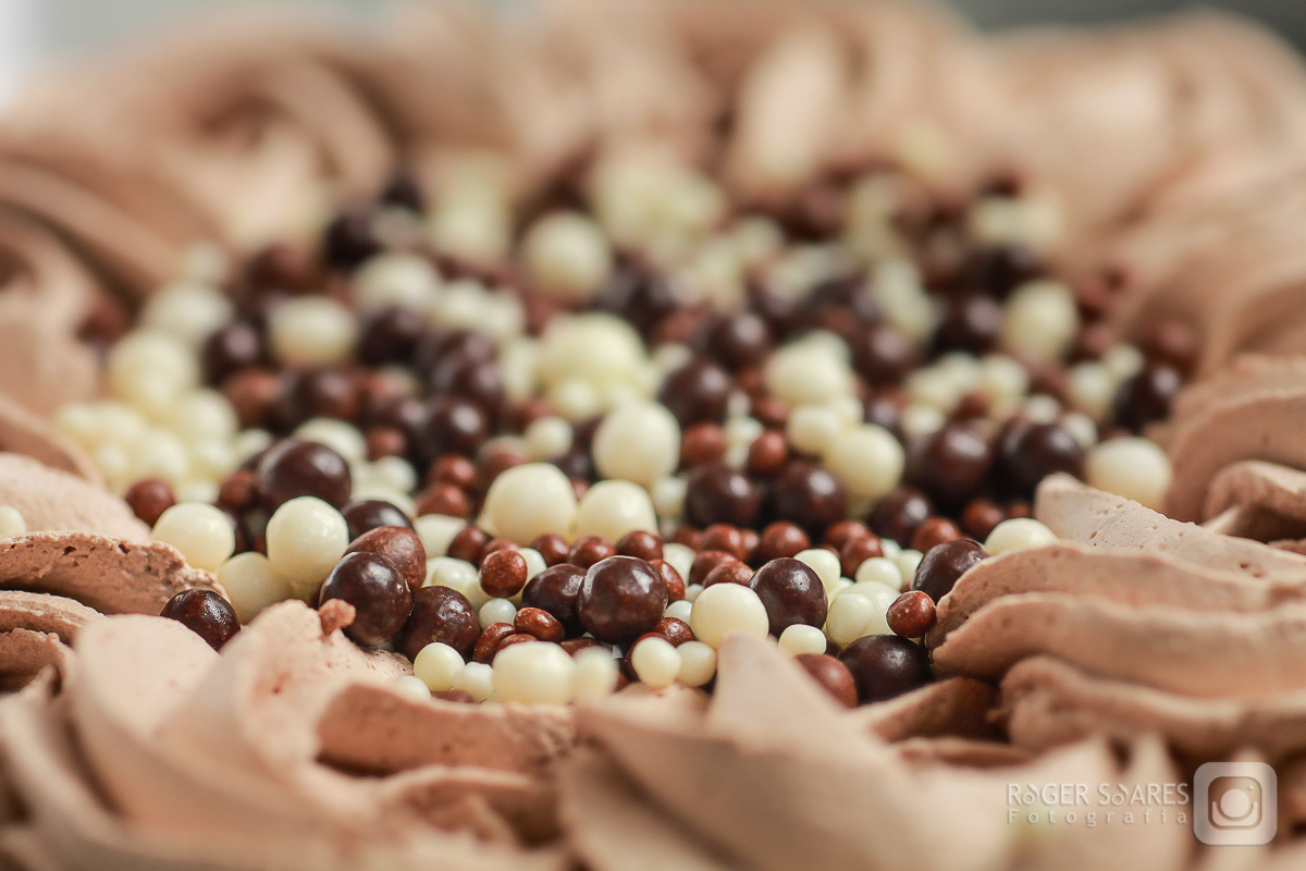 doceria vovo doces bolos confeitos mesa café cafezinho expresso xícara chantilly forno assado brigadeiro madeira chocolate branco cacau meio amargo cenoura flocos bolinhas coloridas fotografia still culinaria ecommerce estúdio fotografico