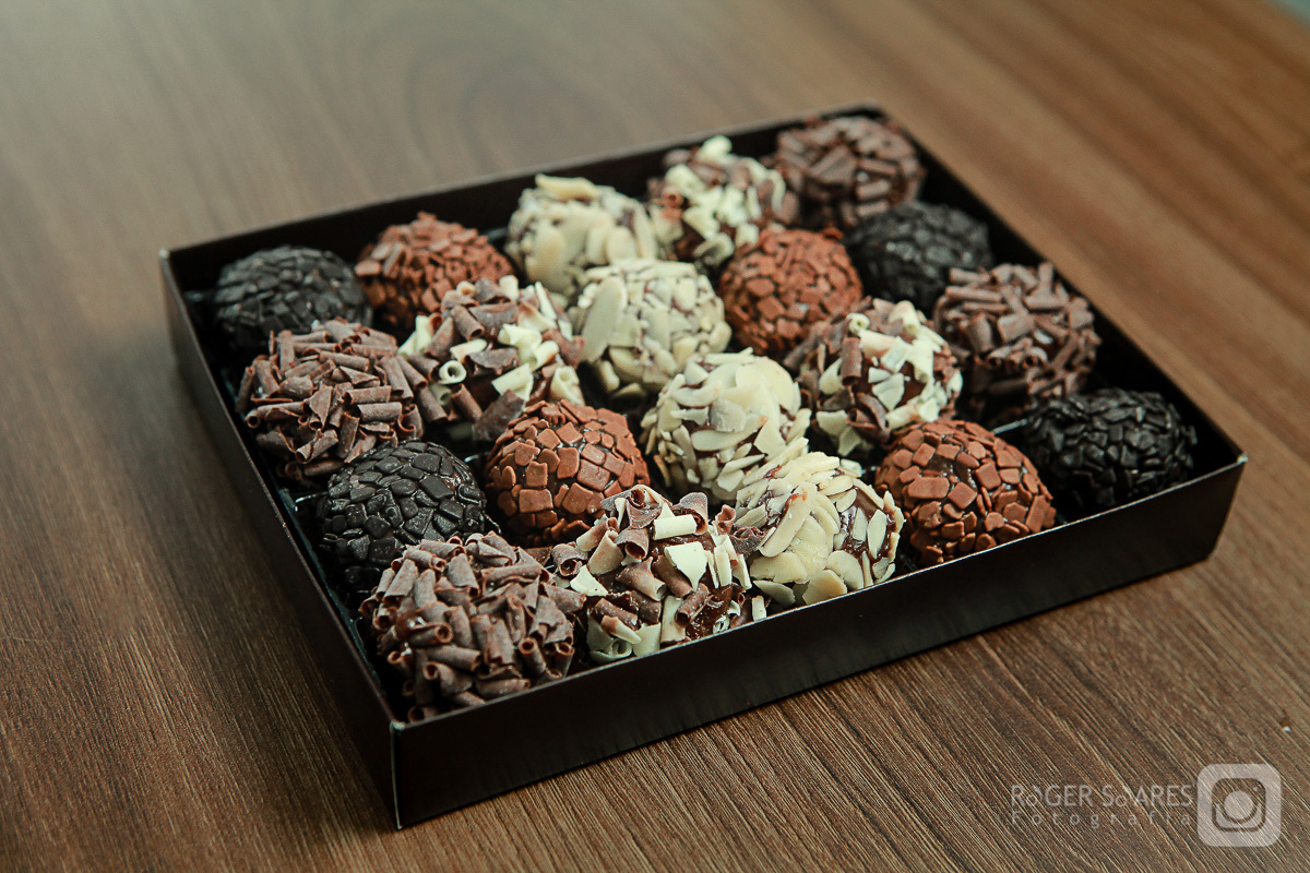 doceria vovo doces bolos confeitos mesa café cafezinho expresso xícara chantilly forno assado brigadeiro madeira chocolate branco cacau meio amargo flocos caixinha de presente namorados casal fotografia still culinaria ecommerce estúdio fotografico