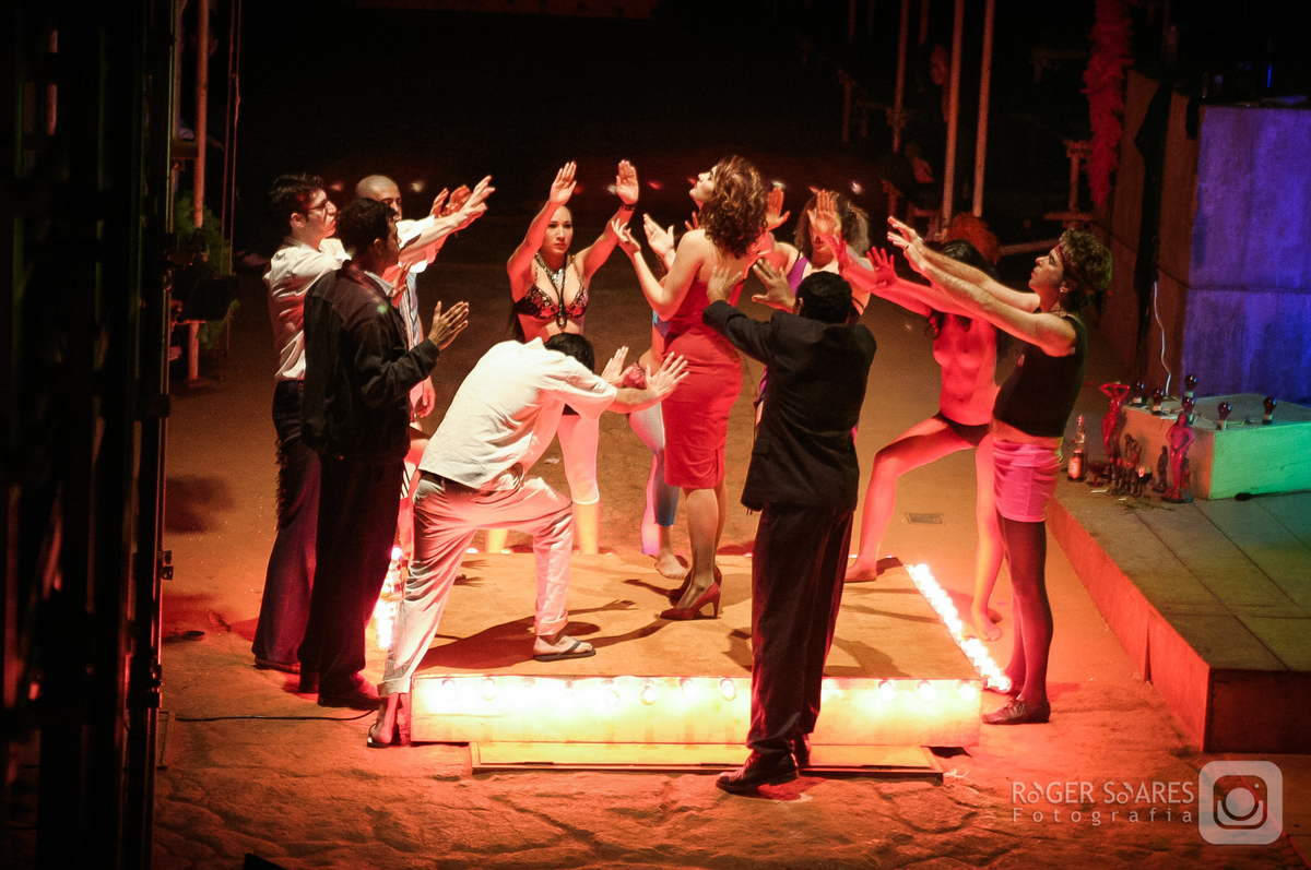 teatro apresentação oficina uzyna uzona atores atrizes vestido luzes cinema pessoas público cores cênica eletricista theatro querô uma reportagem maldita plínio marcos josé celso martinez correa dramaturgo fotografia de show espetáculo natural nu nudez