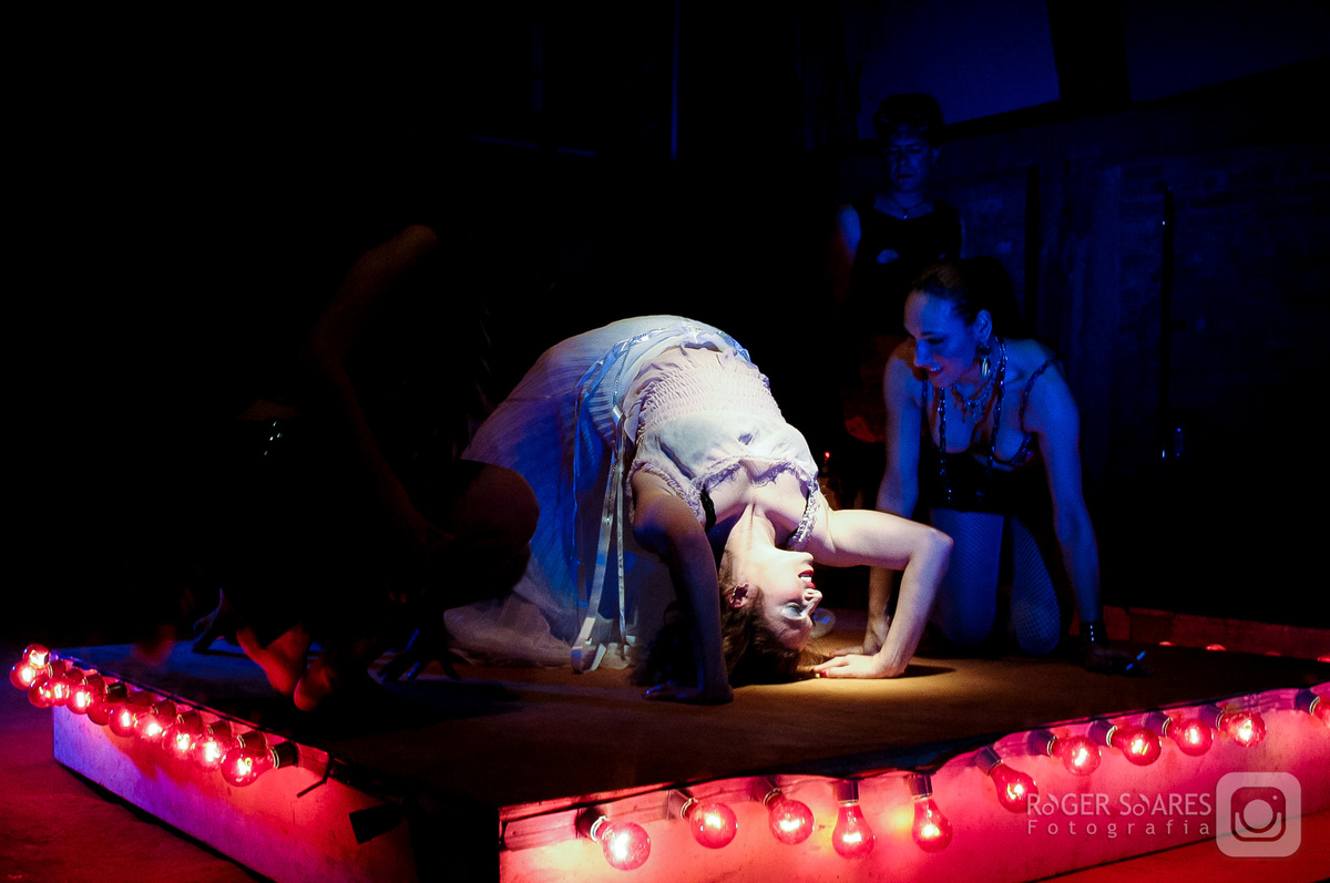 teatro apresentação oficina uzyna uzona atores atrizes vestido luzes cinema pessoas público cores cênica eletricista theatro querô uma reportagem maldita plínio marcos josé celso martinez correa dramaturgo fotografia de show espetáculo dança dançarina
