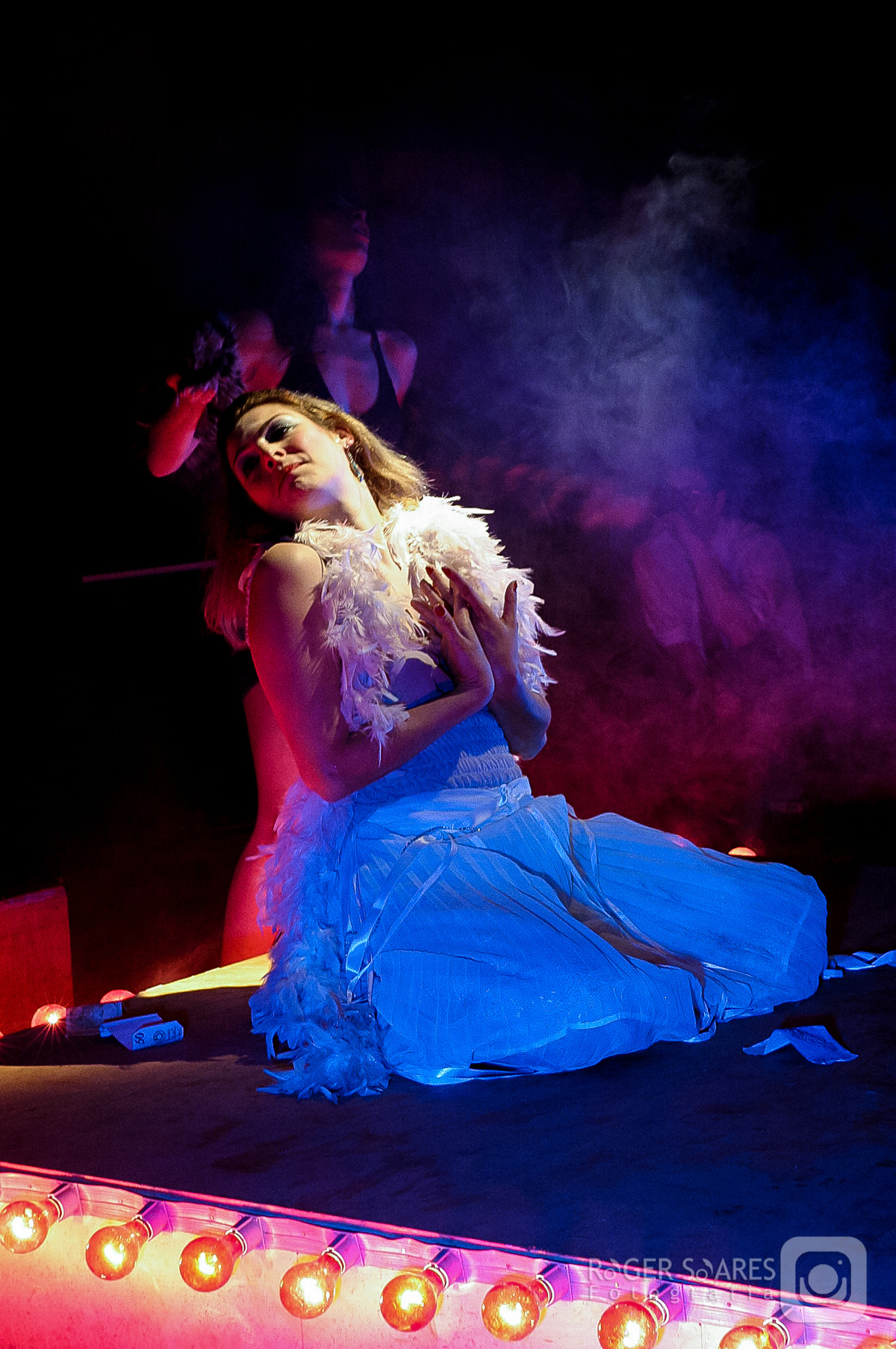 teatro apresentação oficina uzyna uzona atores atrizes vestido luzes cinema pessoas público cores cênica eletricista theatro querô uma reportagem maldita plínio marcos josé celso martinez correa dramaturgo fotografia de show espetáculo plumas dançar