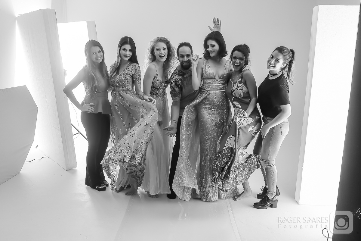 vestidos e-commerce venda eletrónica moda fotografia retrato estúdio fotográfico alta costura locação luxo modelos modelo makeup hair modelagem vestuário roupas equipe makingof maquiadora proprietária sócia modelos iluminação bastidores