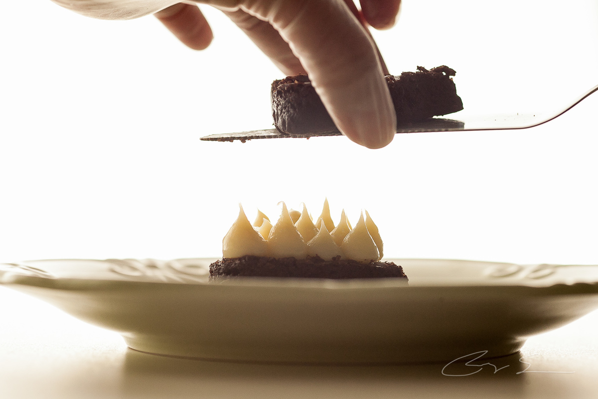 brownie santo chocolate chef coração recheado e-commerce delivery comida fotografia de alimentos gastronomia cozinha cardápio ifood rappi ubereats delícias da vovo chocolate belga meio amargo mãos segurando espátula