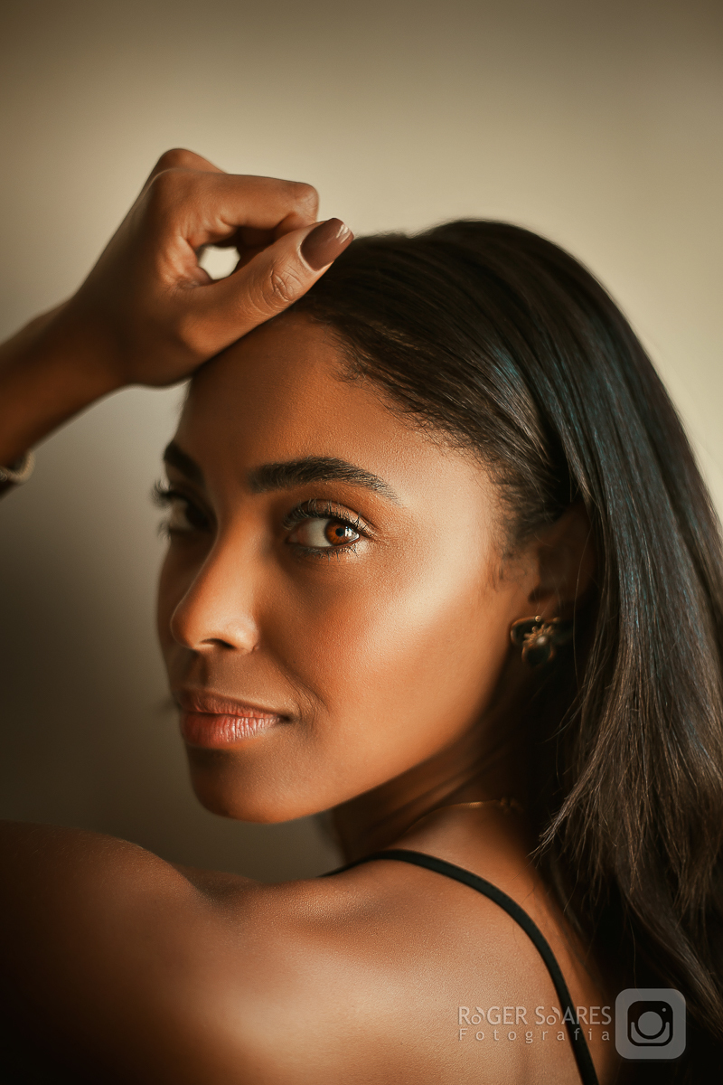 book feminino olhar para camera cabelos longos mulher brasileira negra