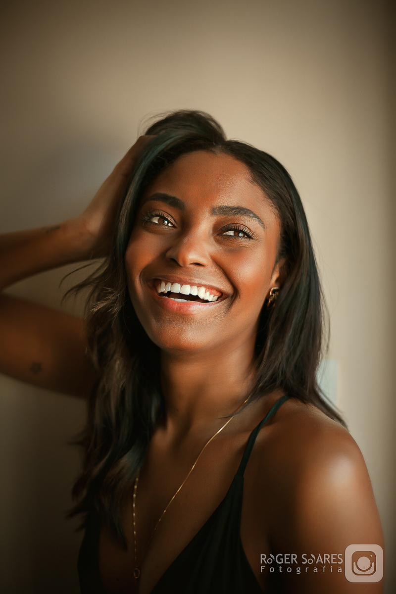 book feminino olhar para camera cabelos longos mulher brasileira negra parede luz natural