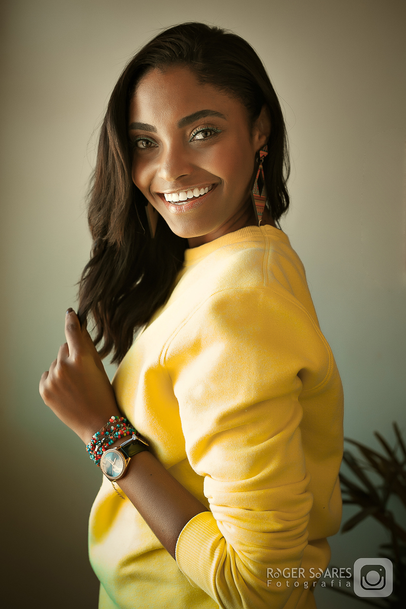 book feminino olhar para camera cabelos longos mulher brasileira negra costas de body lingerie janela luz indireta amor tranquilidade paz carinho ouro amarelo