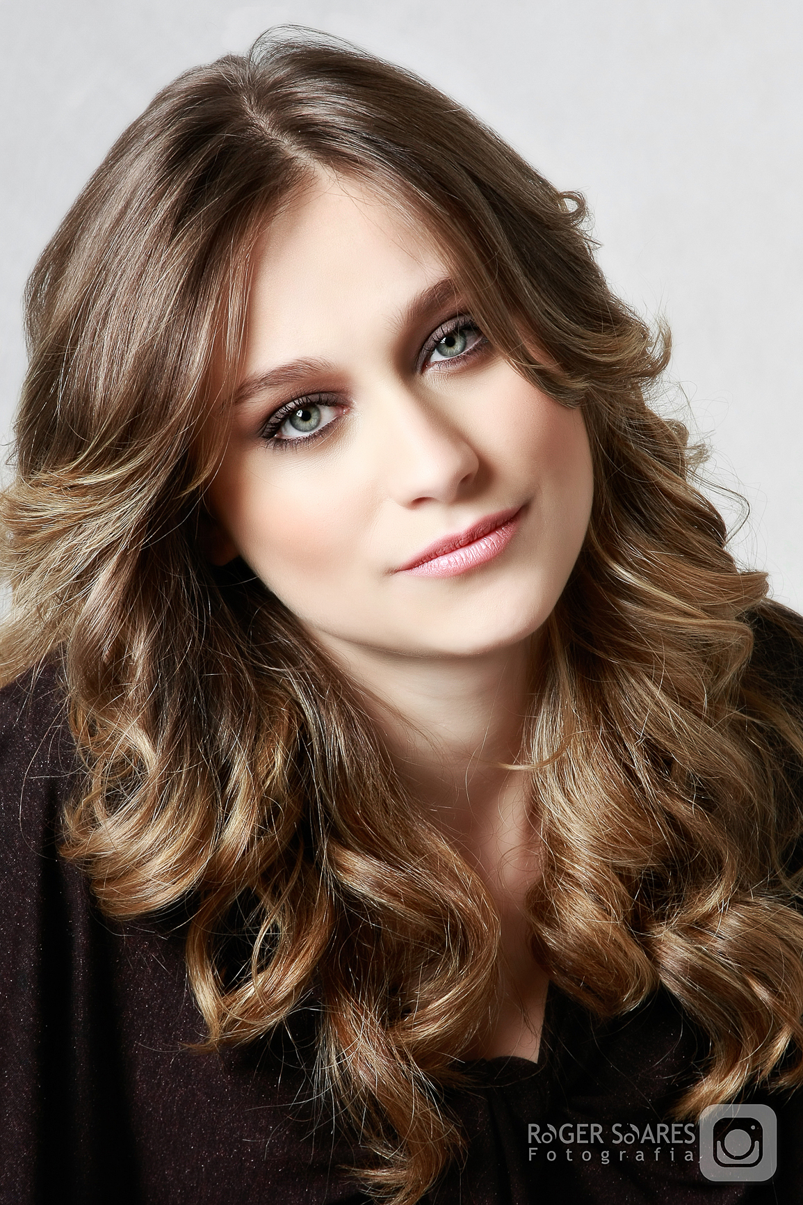 loira modelo cabelos cachos olhos azuis estúdio fotografia
book fotografico