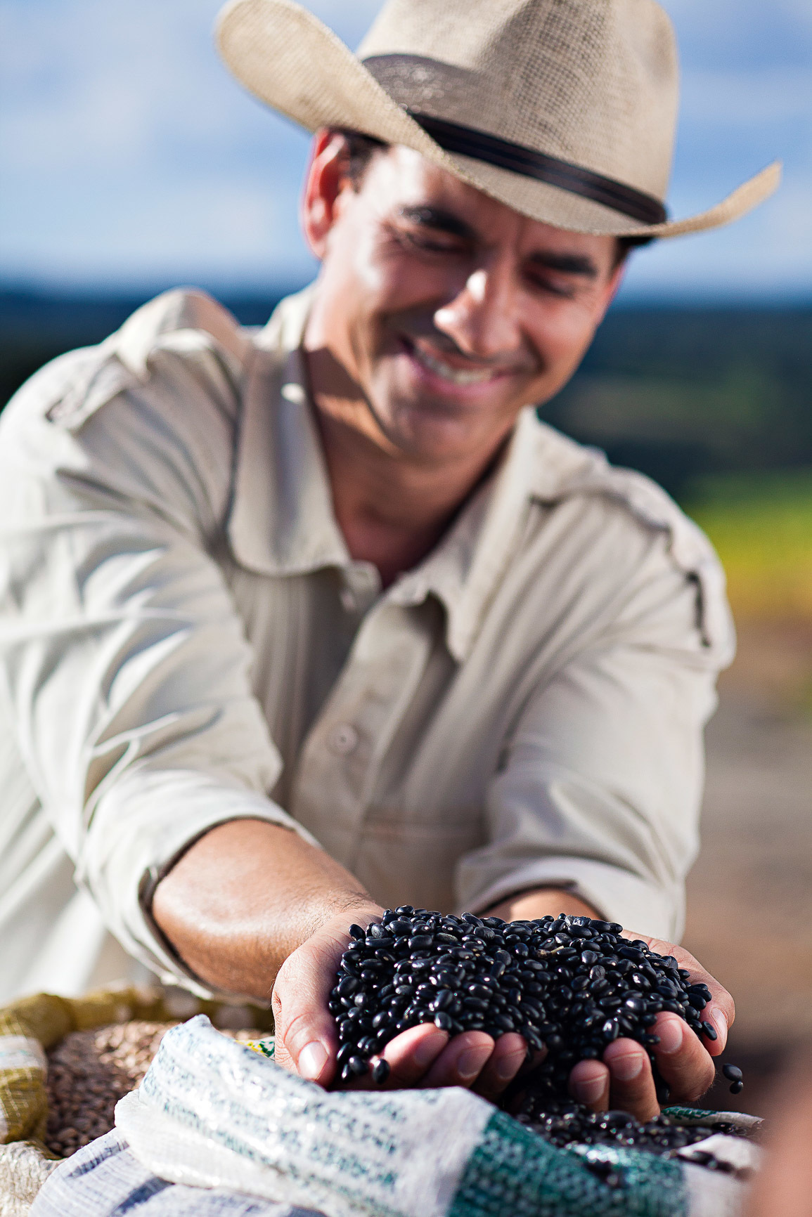 agricultor feijão lavoura campo cultivo defensivo agrícola sementes preto saco plantação BASF