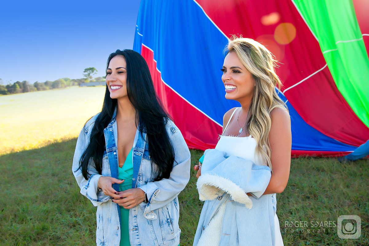 meninas sorrindo mulheres felizes amadas casal gay homoafetivo natiza caminhando posando para fotos ensaio fotográfico