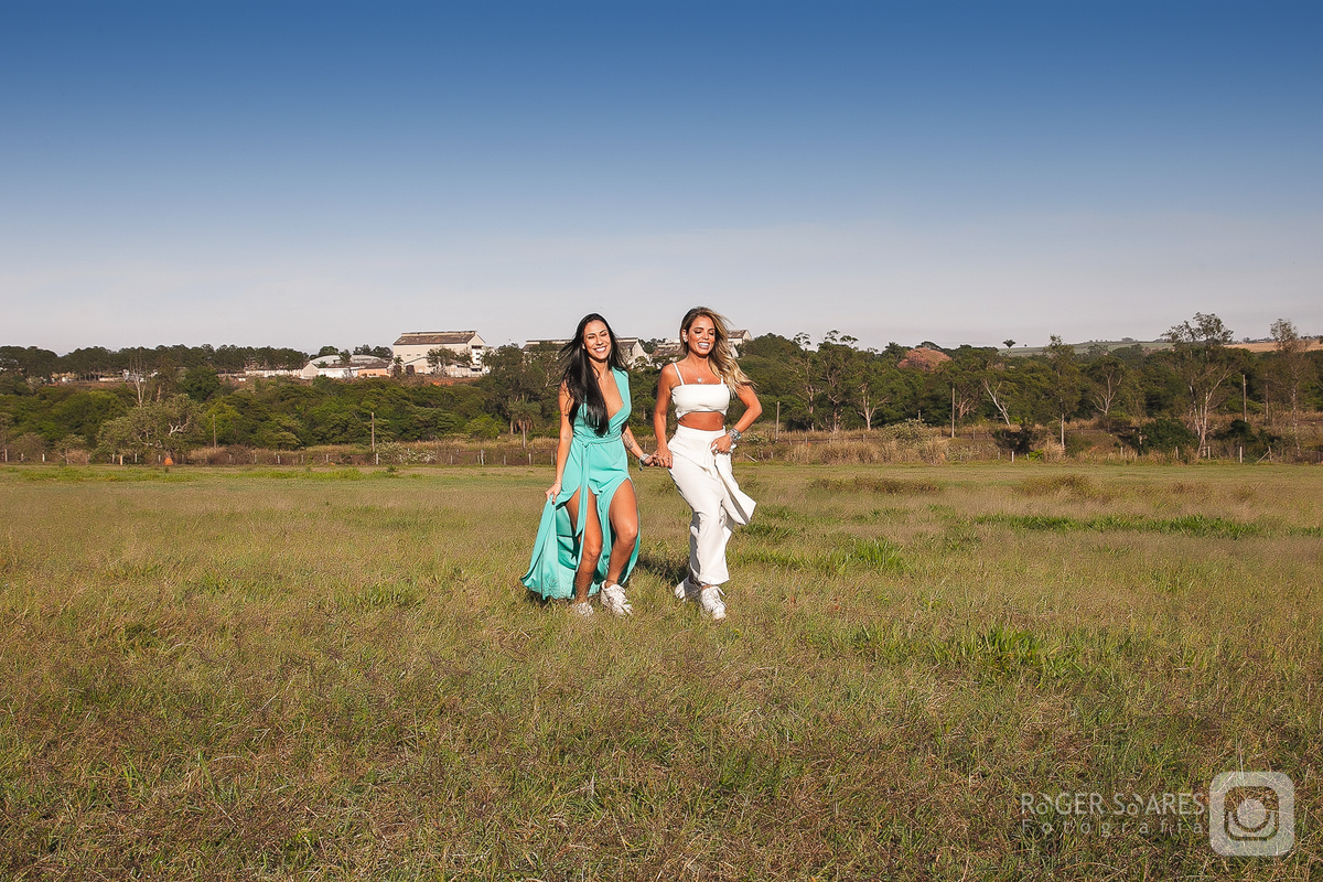 correndo na natureza fazenda ensaio de noivos no campo boituva balonismo meninas casal gay homoafetivo natiza