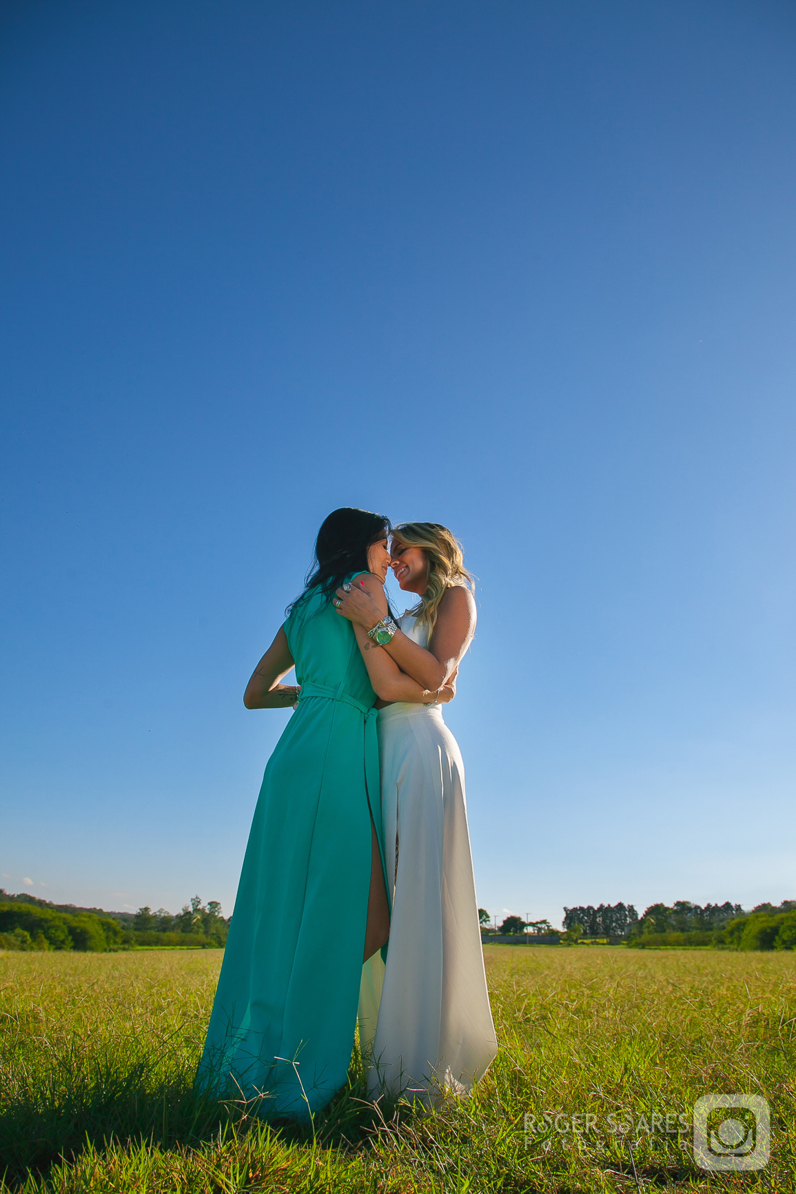 casal lindo de meninas amor natiza ceu azul ensaio fotografico de casal