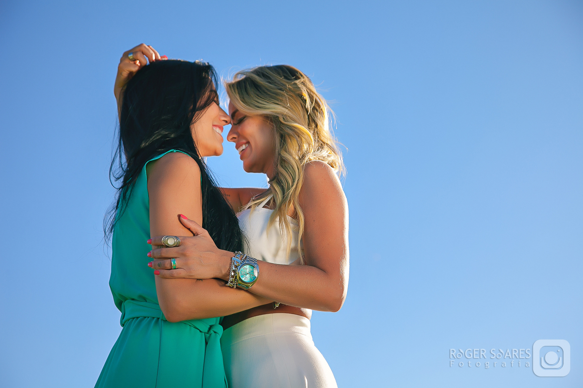 casal lindo de meninas amor natiza ceu azul ensaio fotografico de casal toques loira morena NATAMI IZA MARIANNA