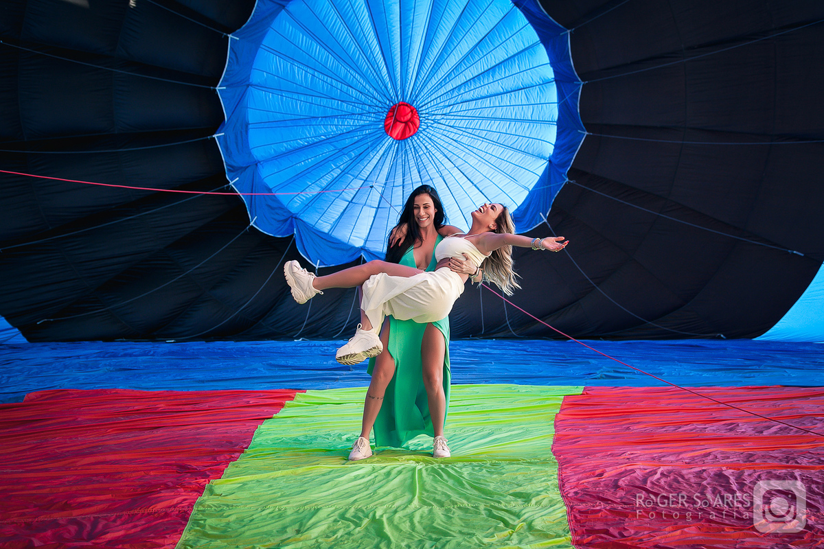 pegando no colo meninas casal de mulheres noivado homoafetivo