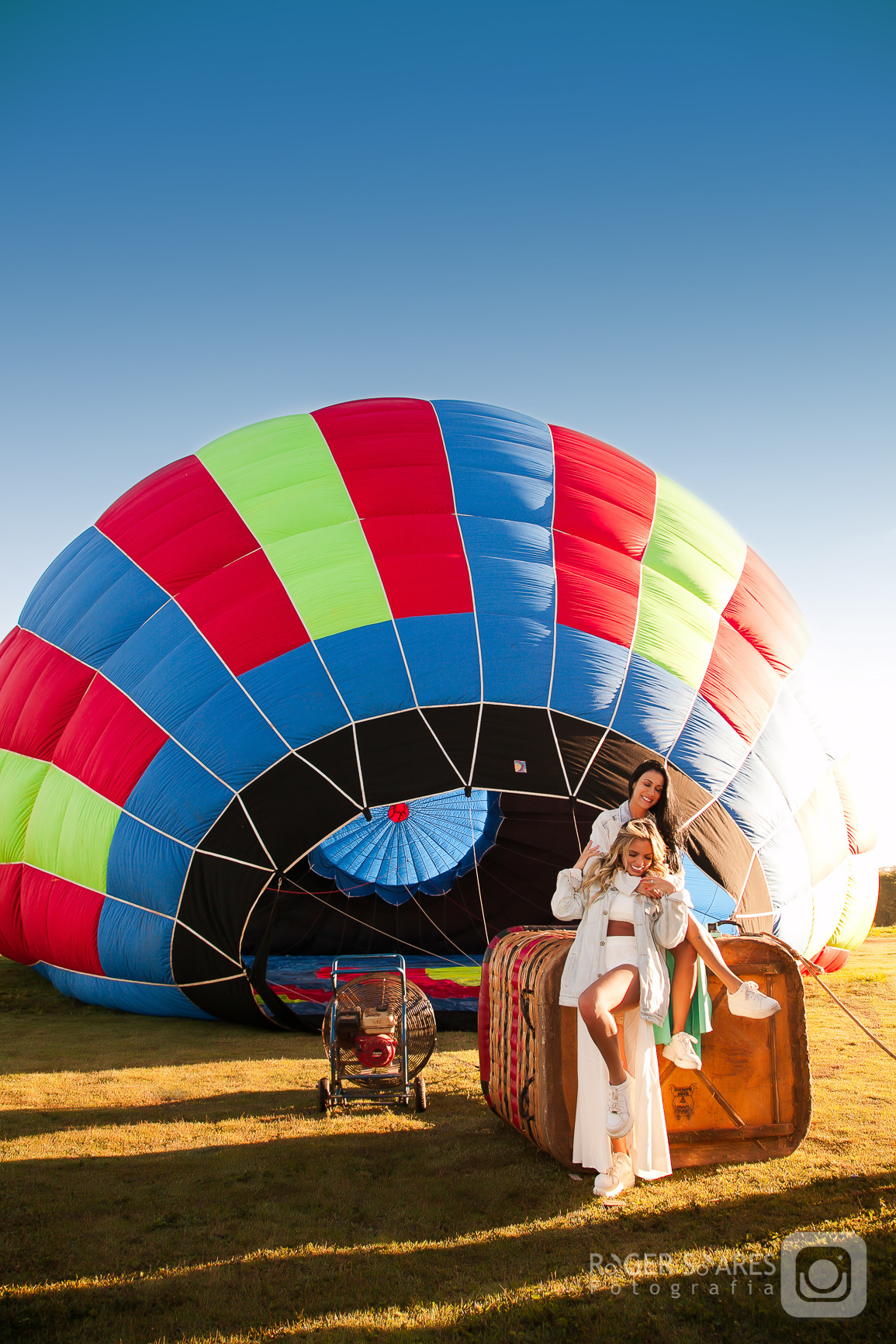 ensaio editorial de casal sol balão balonismo brasil ensaio de casal roger soares fotografia natiza