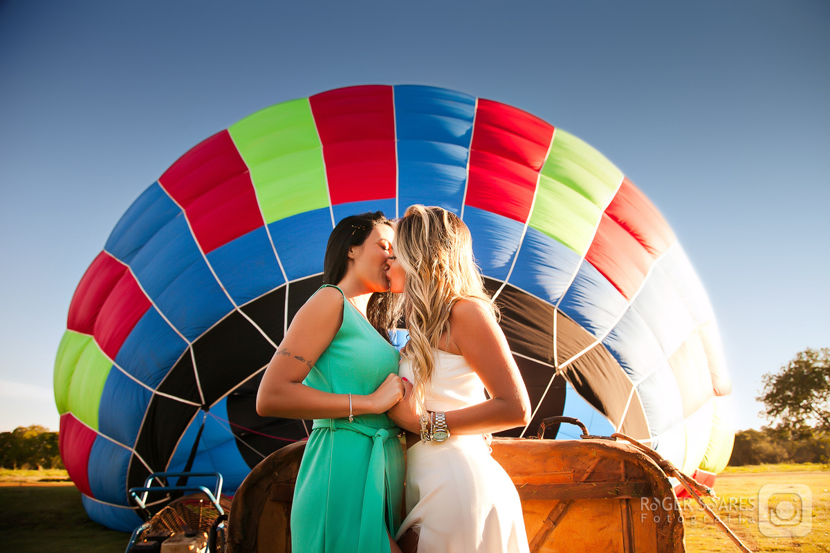 mãos dadas loira morena casal gay meninas noivado homoafetivo mulheres fotos balão ensaio de casal roger soares beijo manhã feliz