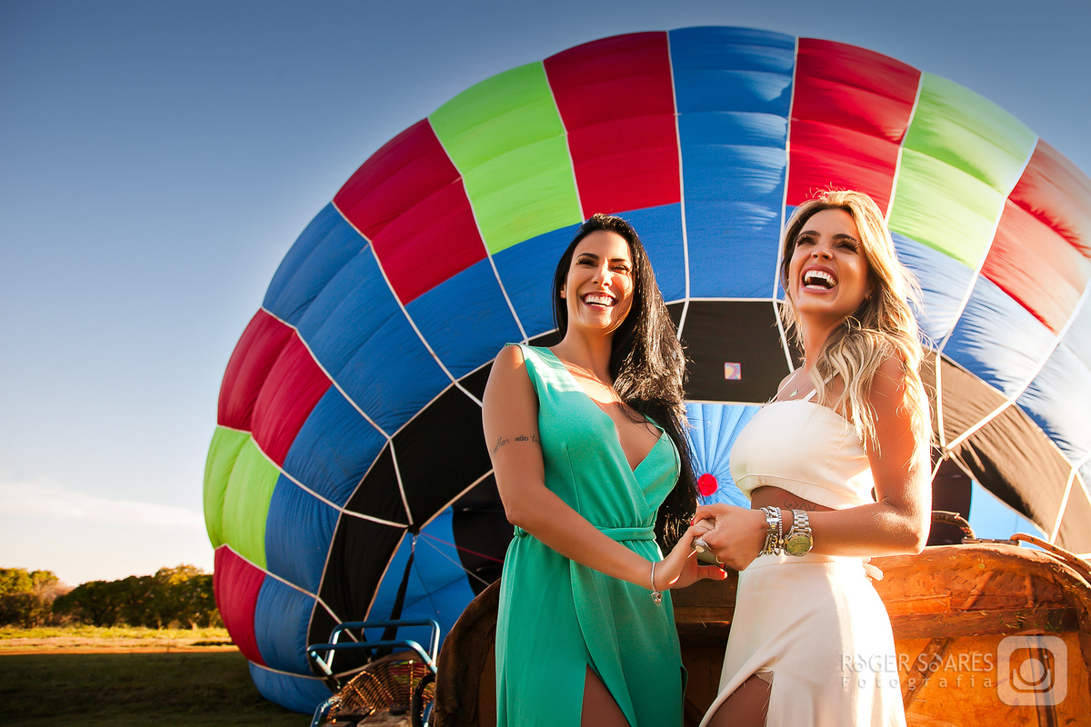 mãos dadas loira morena casal gay meninas noivado homoafetivo mulheres fotos balão ensaio de casal roger soares mulheres felizes poderozas amadas