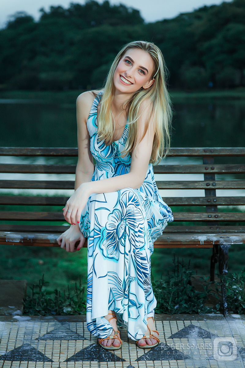 Sol nascer do sol por mulher menina loira ibirapuera ensaio fotografico roger soares externas banco da praça @rogersoaresfotografia #ensaiosfotográficos #ensaiofotografico