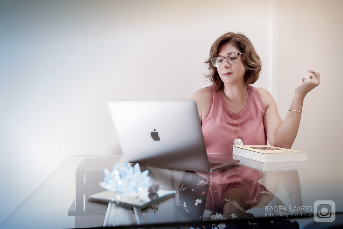 mulher no computador macbookpro estudando olhando  retratos profissionais fotos linkedin rogersoaresfotografia book profissional