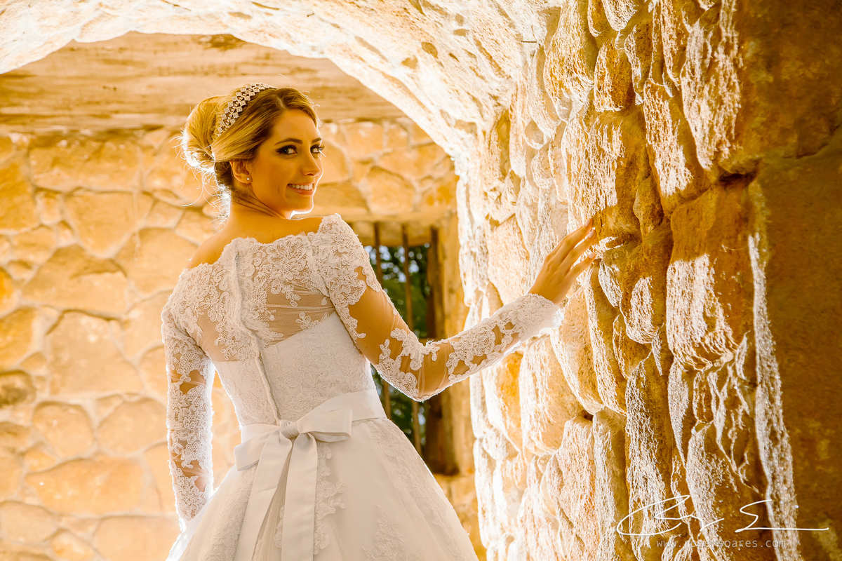 noiva feliz ensaio fotografico roger soares casa da fazenda são paulo senzala beleza makeup hair detalhes dos olhos book fotografico mãos dedos toque