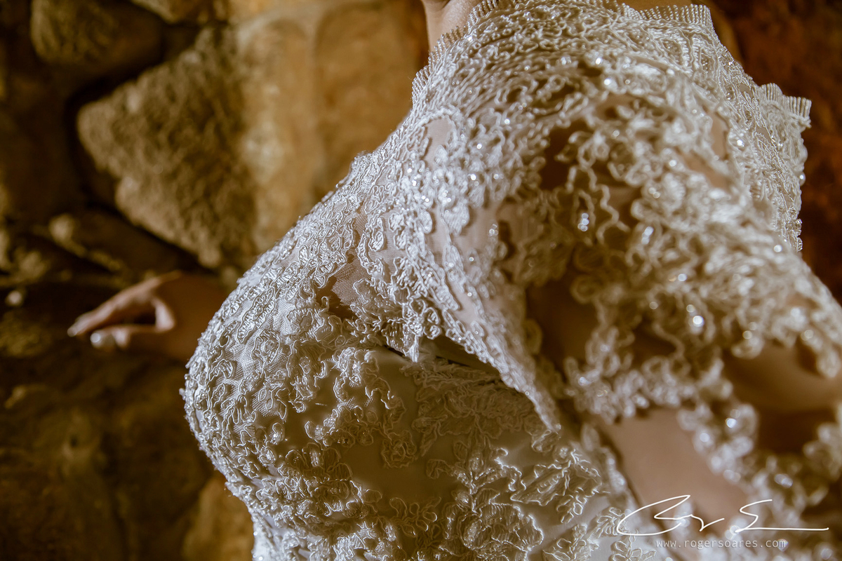 noiva feliz ensaio fotografico roger soares casa da fazenda são paulo senzala beleza makeup hair detalhes dos olhos book fotografico pedraria pedras pérolas