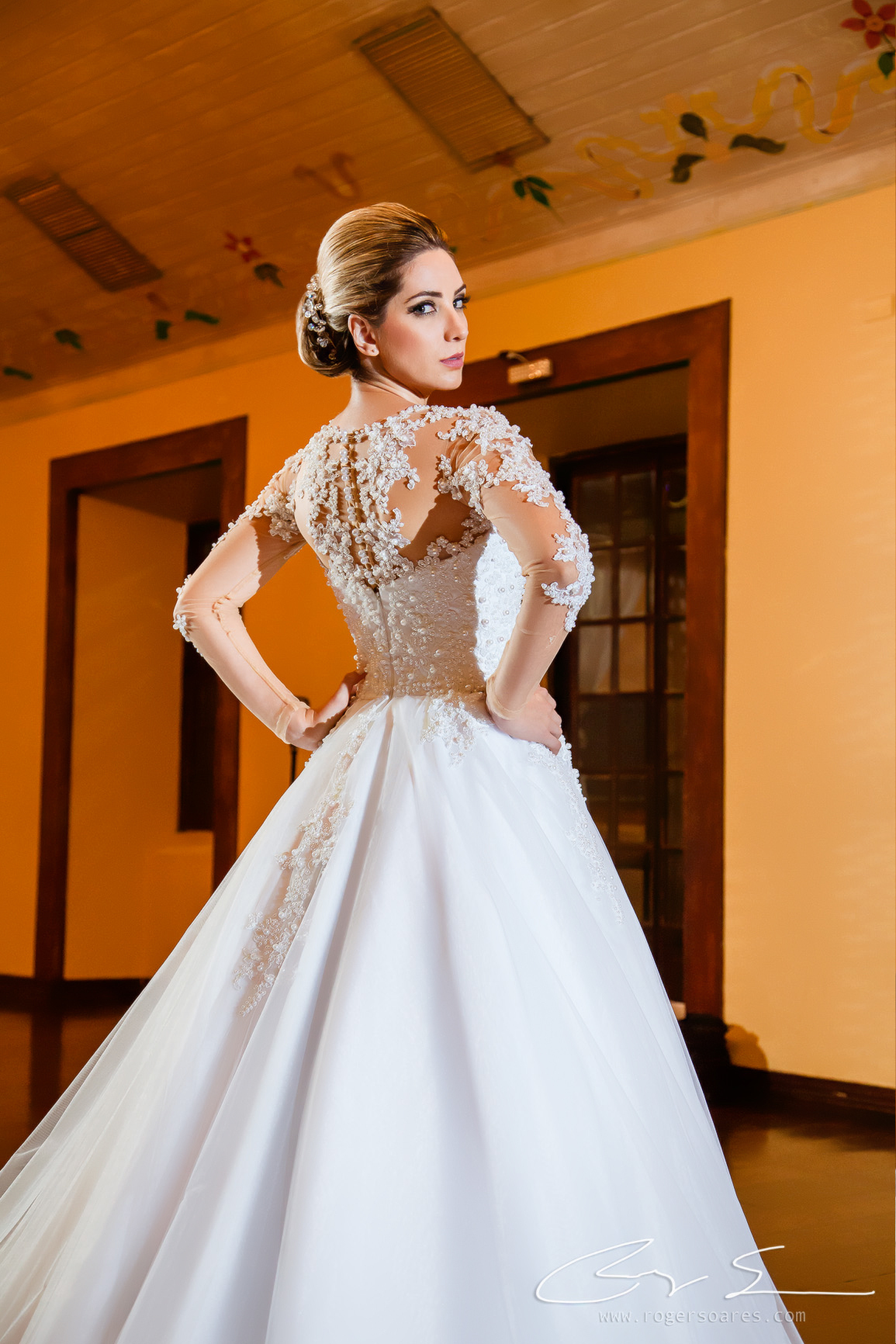 noiva feliz ensaio fotografico roger soares casa da fazenda são paulo senzala beleza makeup hair detalhes dos olhos book fotografico plus size alegria e séria pose moda fashion model