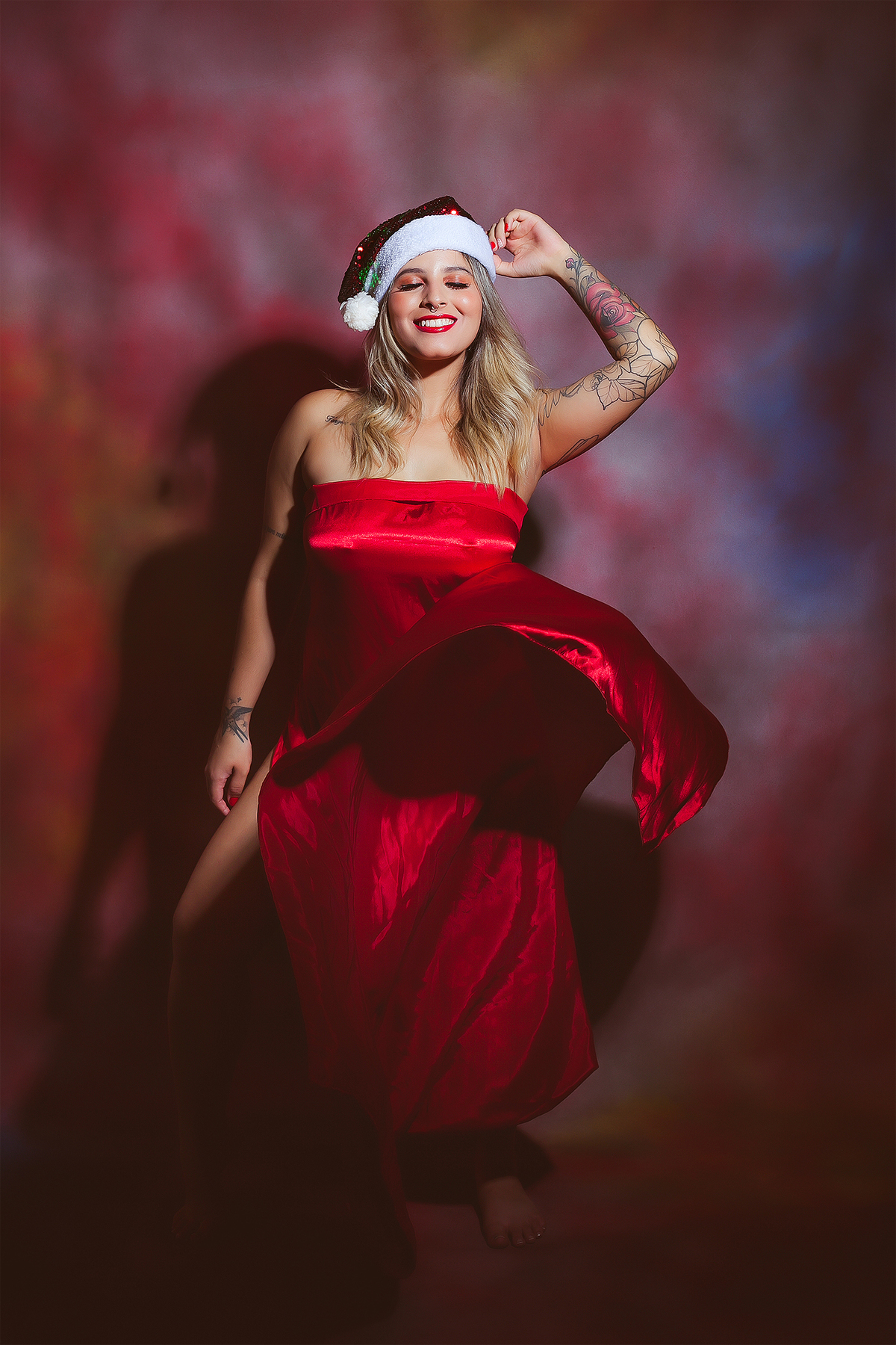 lembrança de natal fotos fotografia ensaio fotografico natalino roger soares fotografia ensaios femininos loira vestido vermelho estúdio book maquiagem profissional