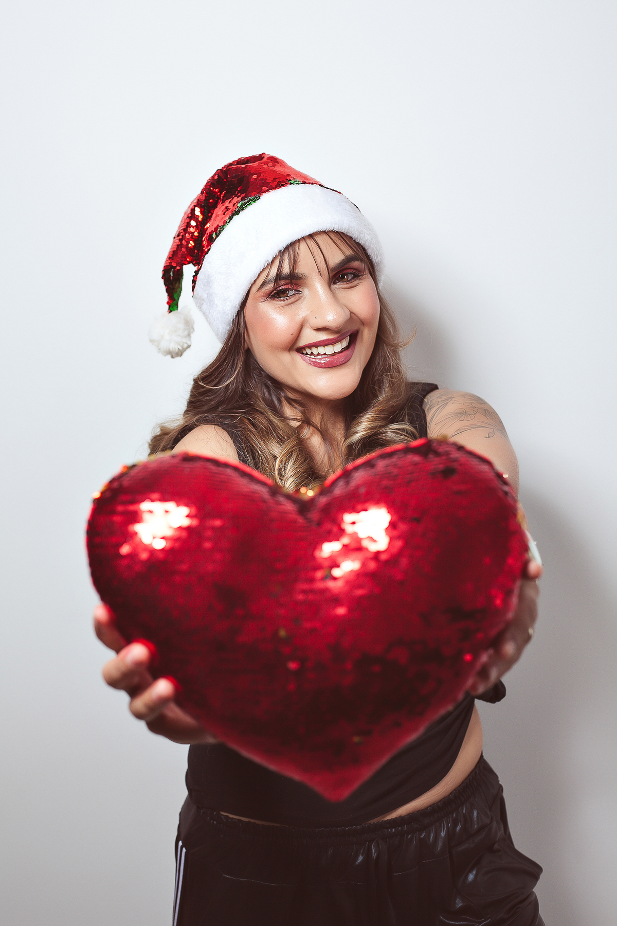 lembrança de natal fotos fotografia ensaio fotografico natalino roger soares fotografia ensaios femininos morena look basico pretinho jeans vermelho estúdio book maquiagem profissional