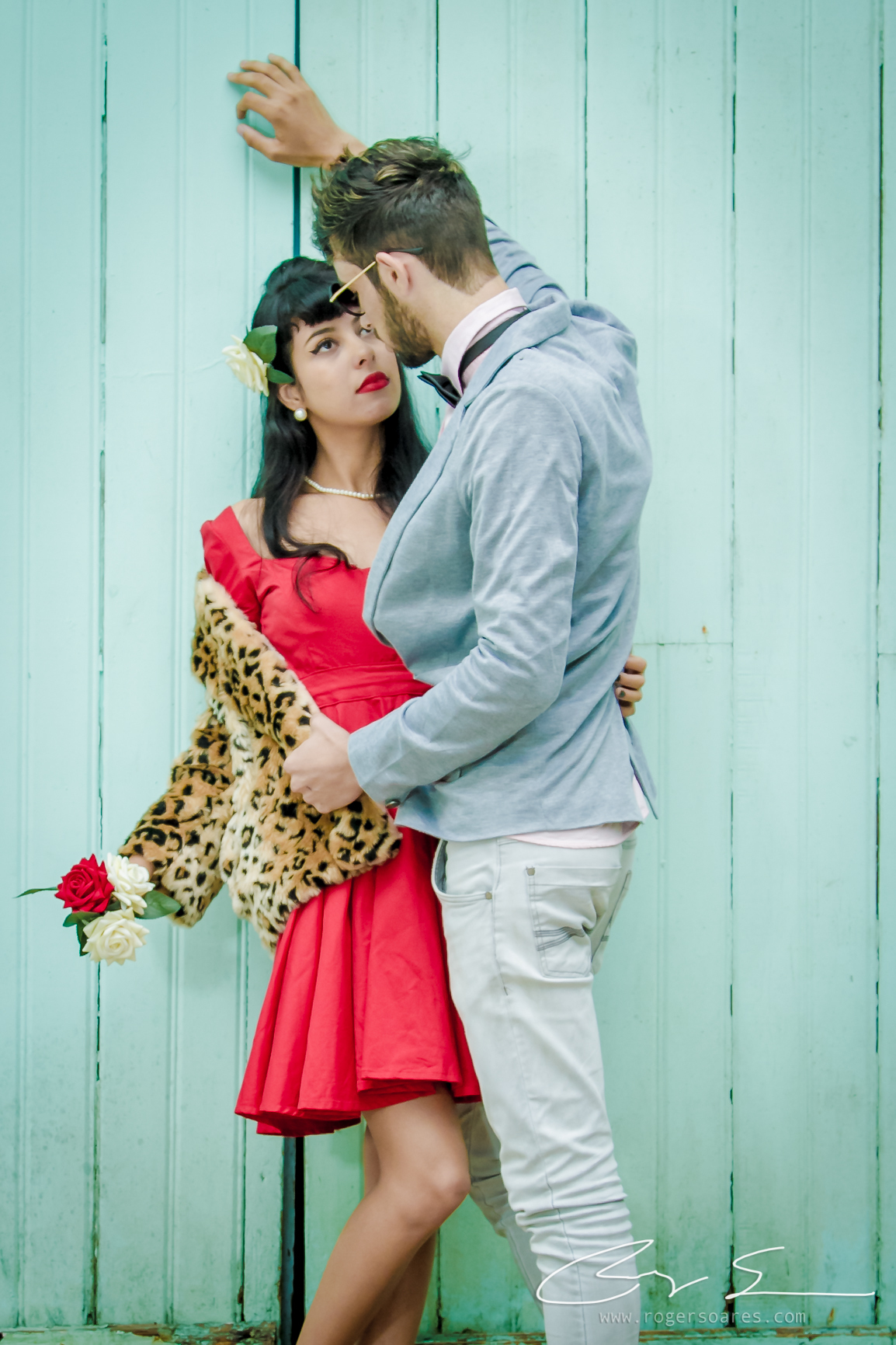 noivos vintage paranapiacaba casal namorados terninho vestido vermelho sexy cool oldschool matte tons frios olhares românticos flor rosa capa detalhes beijo
ensaio book fotografico modelos  pre wedding @rogersoaresfotografia