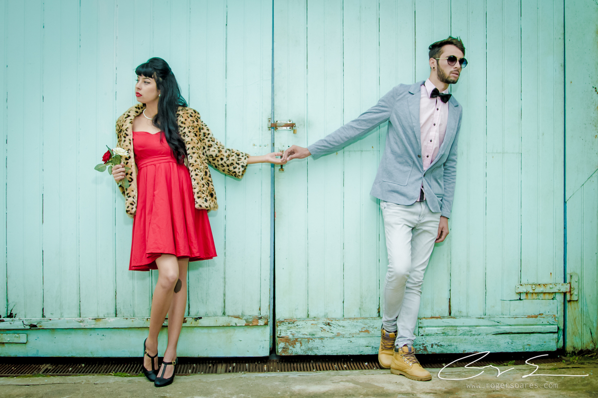 noivos vintage paranapiacaba casal namorados terninho vestido vermelho sexy cool oldschool matte tons frios olhares românticos porta casa de madeira mãos dadas entrelaçadas ensaio book fotografico modelos  pre wedding @rogersoaresfotografia