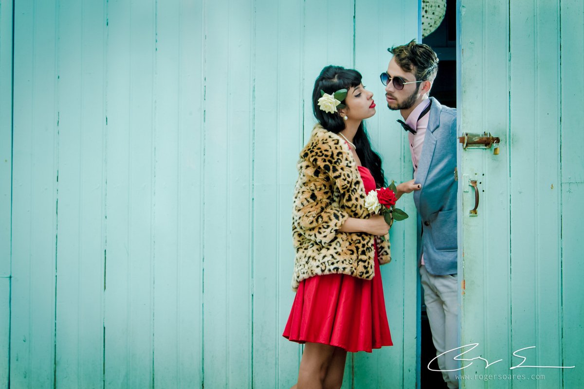 noivos vintage paranapiacaba casal namorados terninho vestido vermelho sexy cool oldschool matte tons frios olhares românticos garagem luz publicidade namoro paquera paixão ensaio book fotografico modelos  pre wedding @rogersoaresfotografia