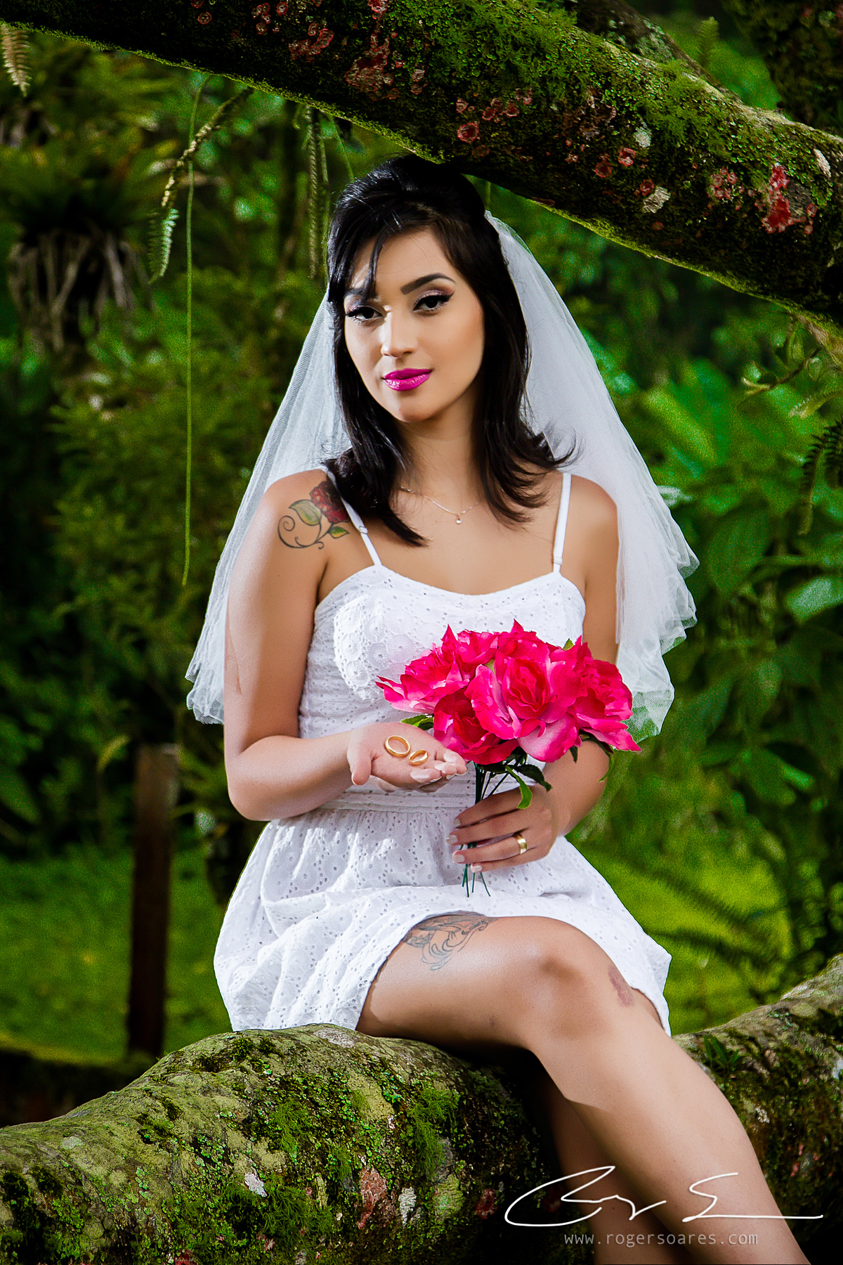 noiva vestido branco bouquet sapato vermelho natureza arvores mata paranapiacaba ensaio book fotografico modelos  pre wedding @rogersoaresfotografia