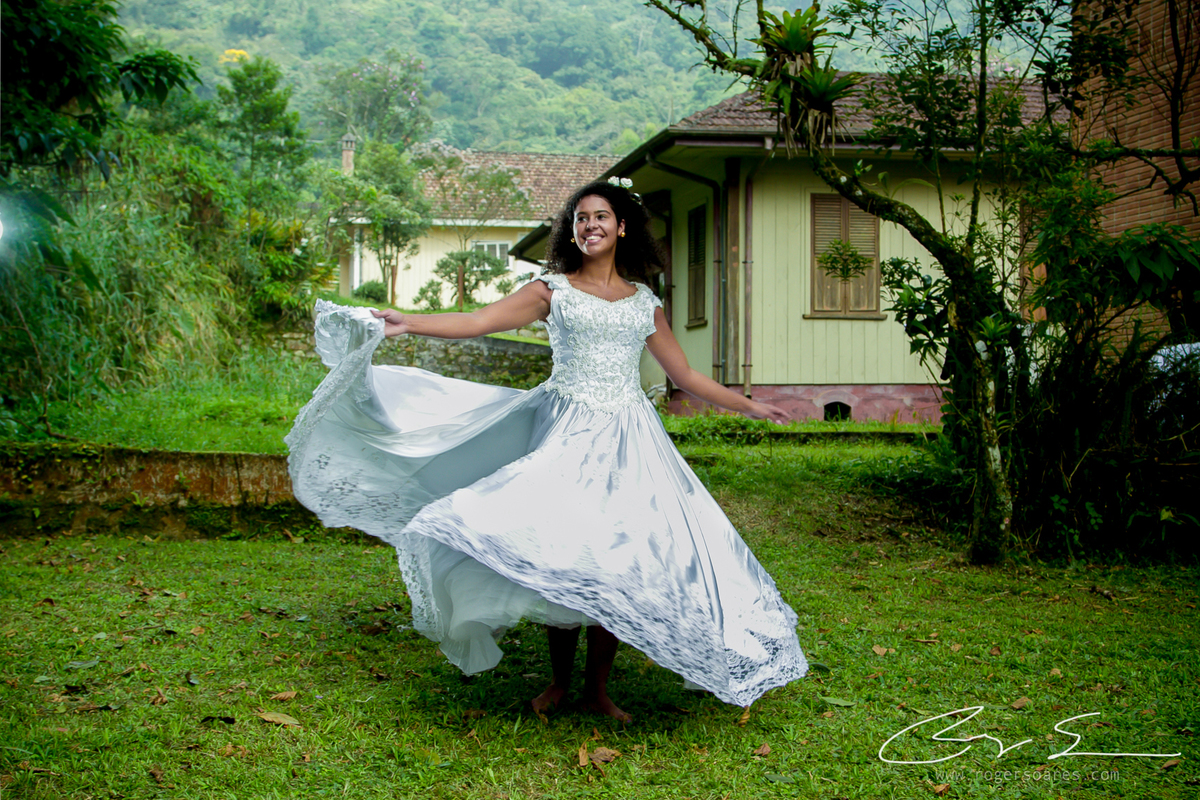 amor casal namorados natureza paranapiacaba  ensaio book fotografico modelos  pre wedding @rogersoaresfotografia romantica noiva casa de madeira antiga vila sentada entrada pousada shamballa diva divando plena maravilhosa desfilando voando dançado