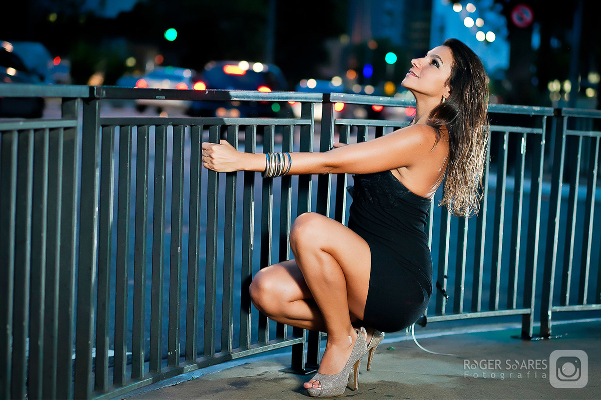 Ensaio Casual Moda São Paulo Avenida Paulista Roger Soares Fotografia @rogersoaresfotografia @atmospheraensaios chuva chão molhado água azul grade rua apoiada fotografando