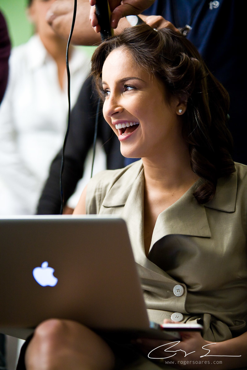 cláudia leitte cantora artista makingof bastidores backstage @rogersoaresfotografia maquiagem flashes luzes locação cinema gravação filme equipe set de filmagem publicidade notebook apple sorriso espontâneo