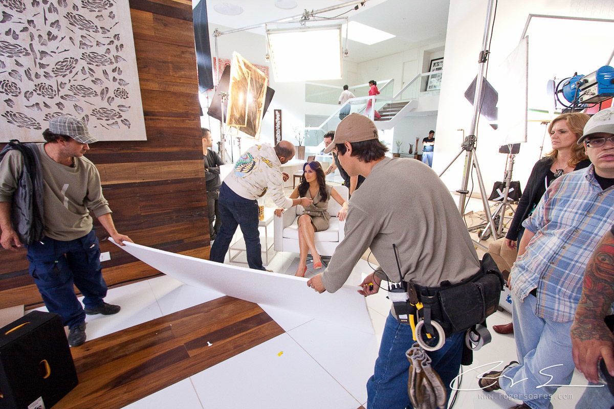 cláudia leitte cantora artista makingof bastidores backstage @rogersoaresfotografia maquiagem flashes luzes locação cinema gravação filme equipe set de filmagem publicidade rebatedor isopor luz