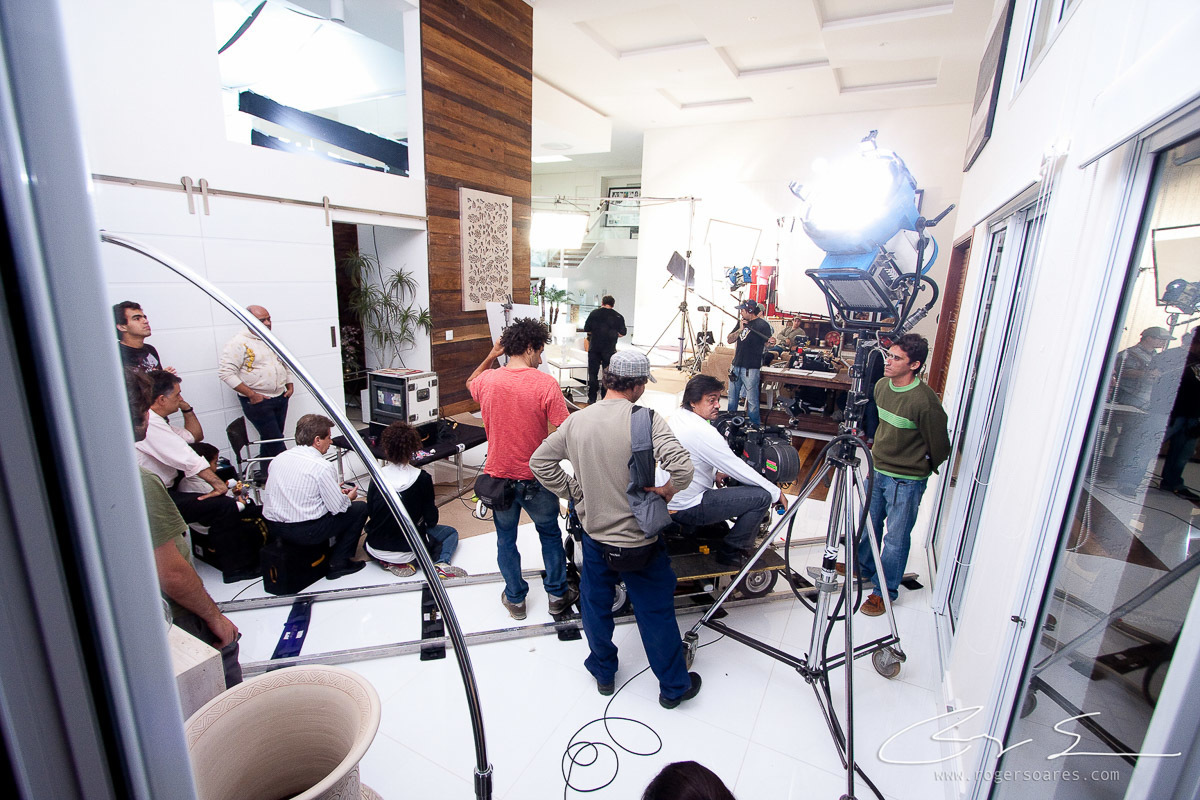 cláudia leitte cantora artista makingof bastidores backstage @rogersoaresfotografia maquiagem flashes luzes locação cinema gravação filme equipe set de filmagem publicidade arri filme tripés