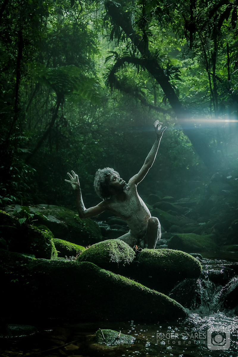 Ensaio Fotográfico Artístico nu masculino natureza parabapiacada cachoeira lago olho dagua homem pelado pintado rustico força braveza LUZ AZUL DEUS DEUSES MAGIA ORIXAS OGUM OXUM OXOSSI
 PROTEÇÃO