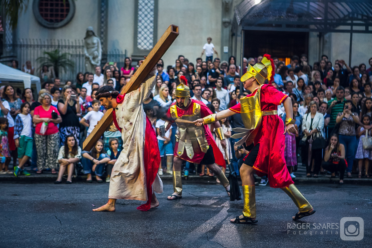 Igreja Nossa Senhora do Brasil Paixão de Cristo Semana Santa 2016 teatro encenação vida e morte ressureição atores cênica figurinos figurantes rua música coral músicos são paulo jardim europa apanhando