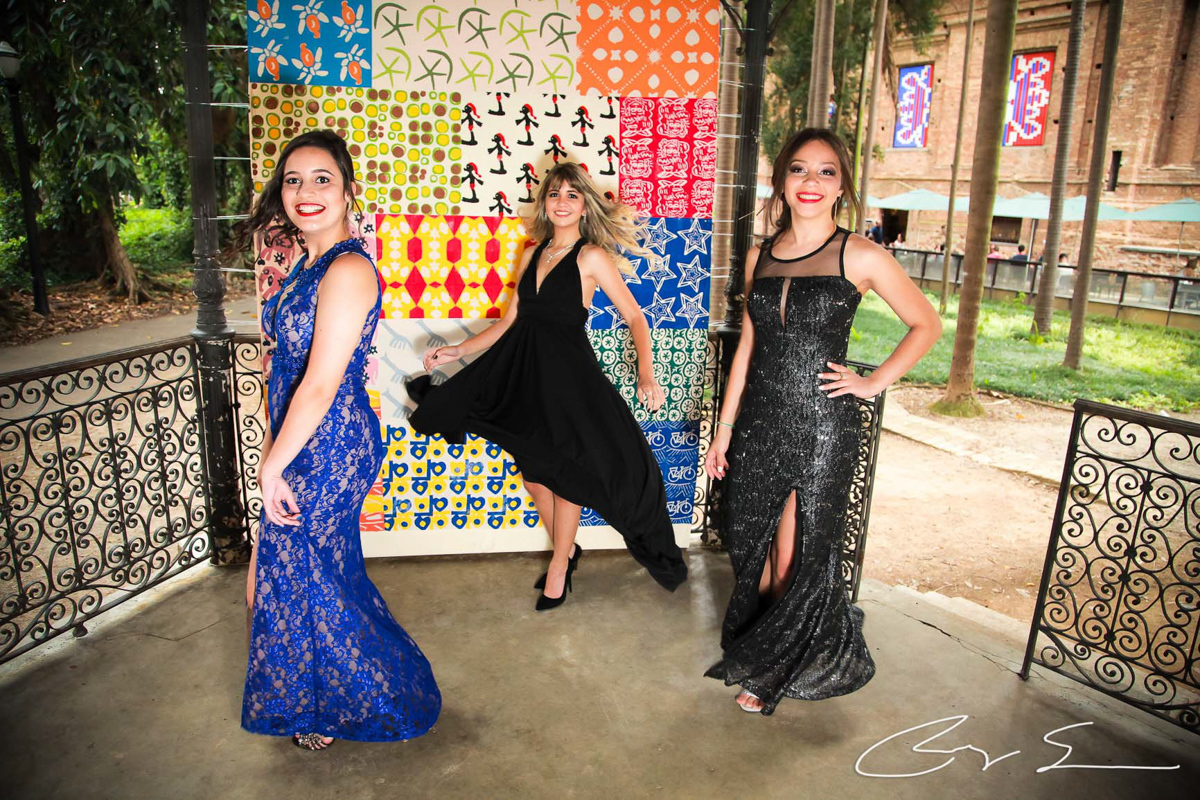 Ensaio Fotografico meninas amigas loira vestidos gala gaby carol karina escadaria de pedra pinacoteca do estado são paulo parque da luz
