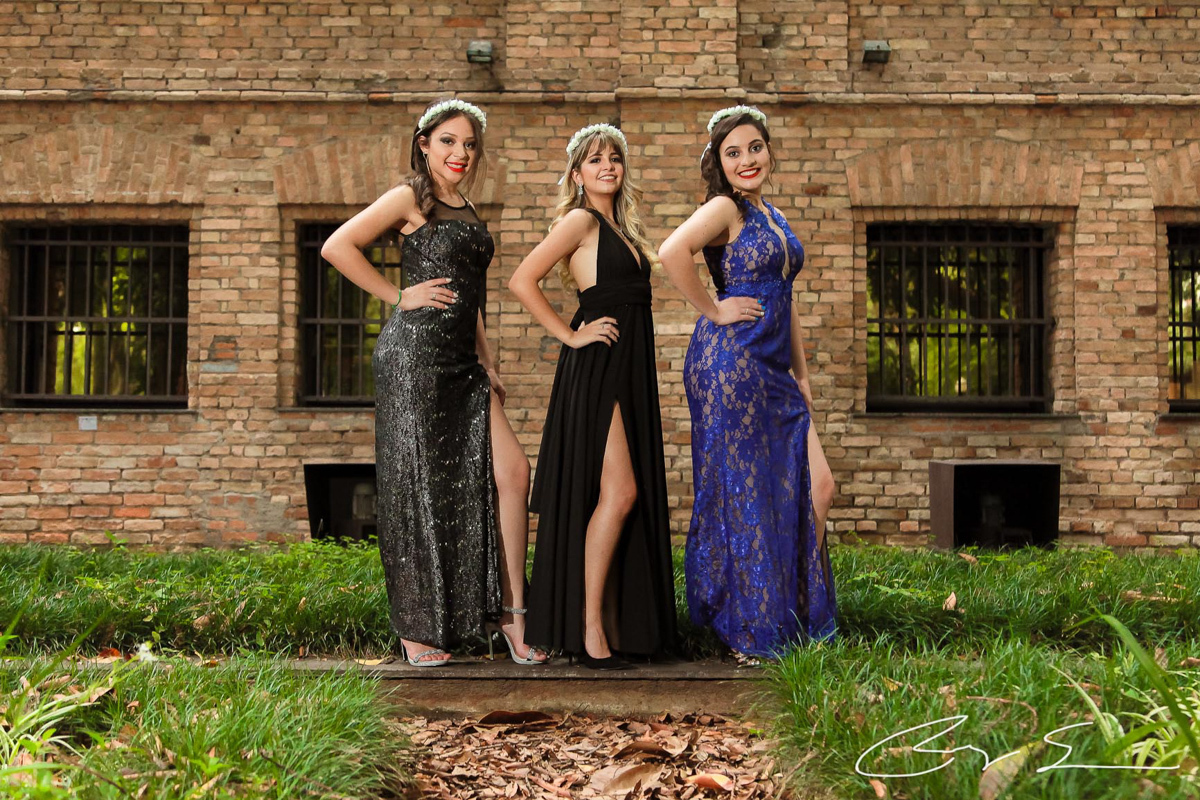 Ensaio Fotografico meninas amigas loira vestidos gala gaby carol karina escadaria de pedra pinacoteca do estado são paulo parque da luz