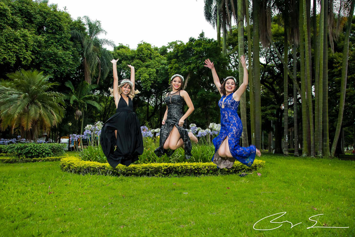 Ensaio Fotografico meninas amigas loira vestidos gala gaby carol karina escadaria de pedra pinacoteca do estado são paulo parque da luz