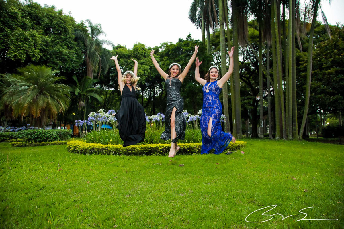 Ensaio Fotografico meninas amigas loira vestidos gala gaby carol karina escadaria de pedra pinacoteca do estado são paulo parque da luz